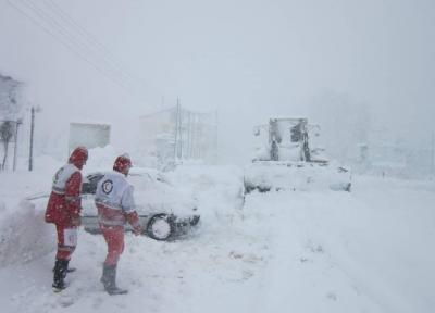 خبرنگاران سرنشینان چهار خودرو گرفتار در برف محور چاشم امدادرسانی شدند
