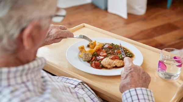 سالمندان پرهیزهای غذایی را جدی بگیرند