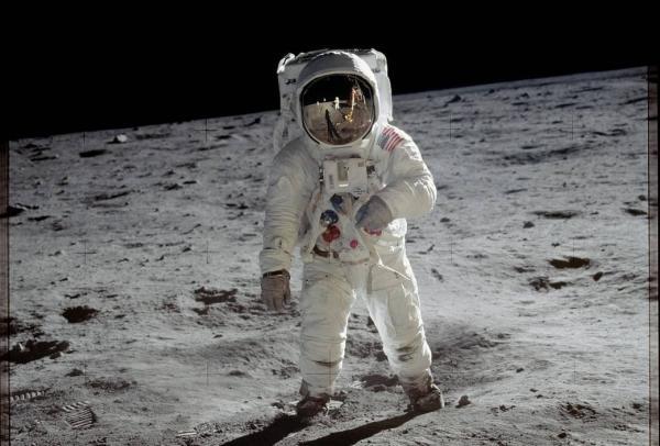 تقلای خنده دار فضانوردان برای راه رفتن روی ماه